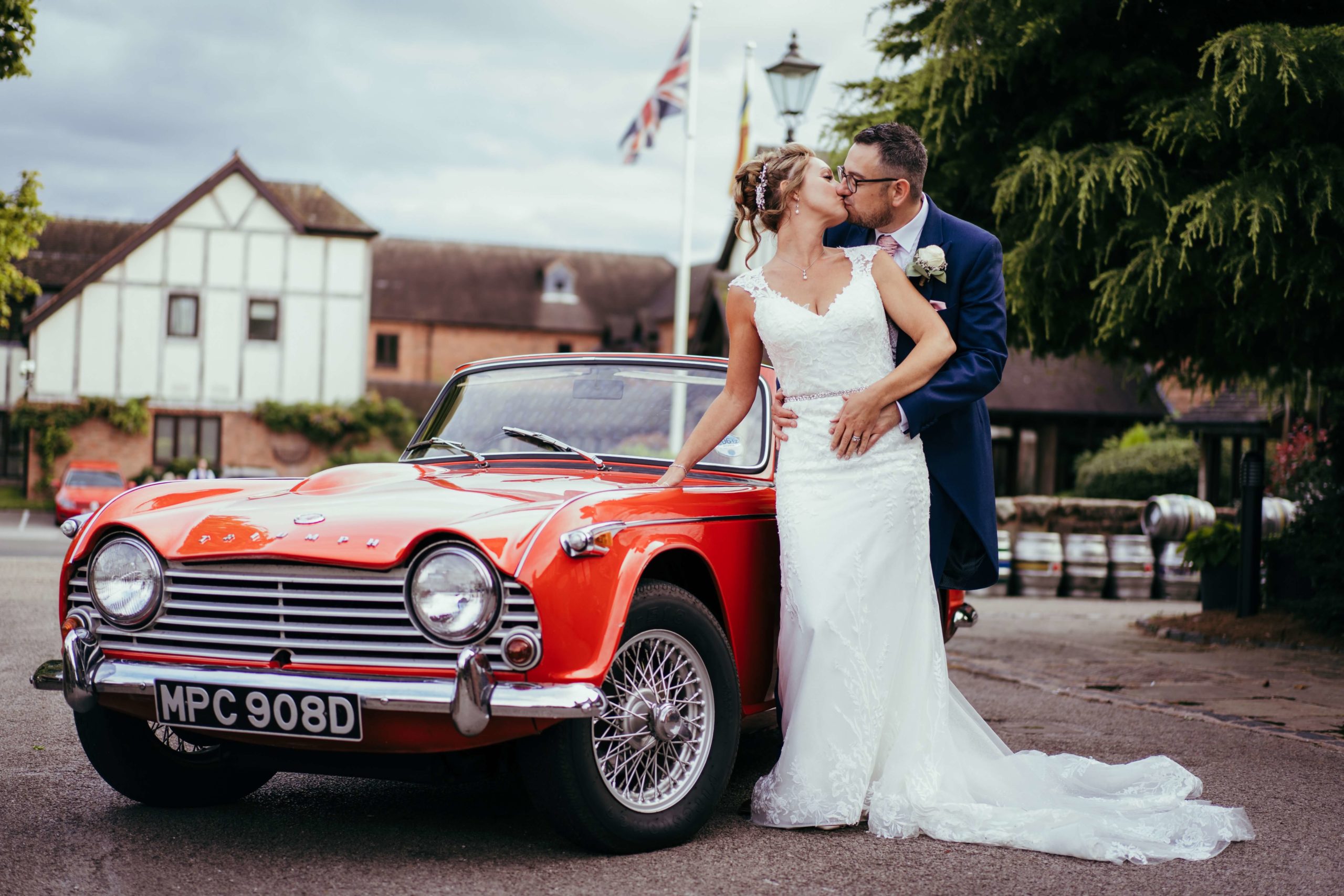 bride groom wedding car photo